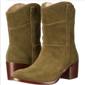 Brand new Adrienne Vittadini ankle boot...